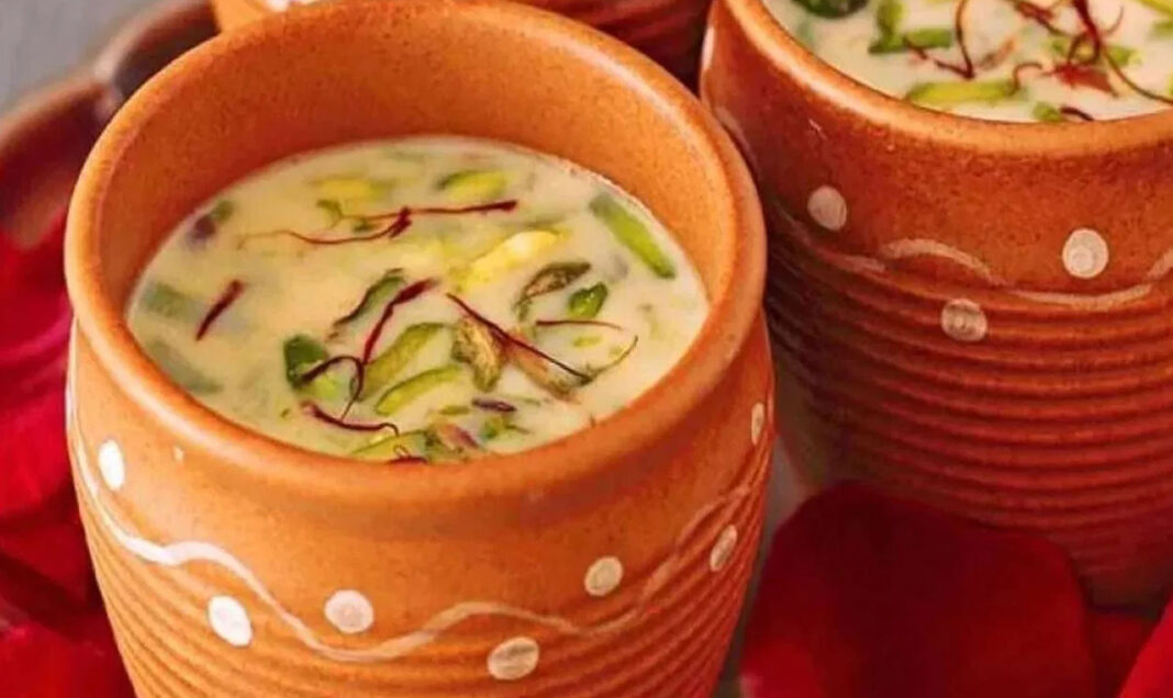 होली में रंगों के साथ ठंडई का मिलन।