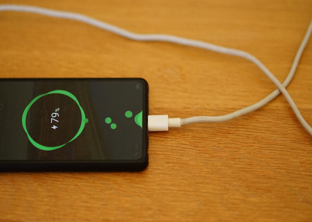 iPhone की बैटरी को 100% चार्ज क्‍यों न करें? जान‍िए सही चार्जिंग टिप्‍स|The connect 24