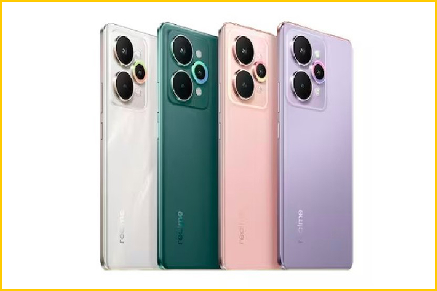 Realme 15 Pro 5G boasts a 6.8-inch 4D curved AMOLED display with a 144Hz refresh rate