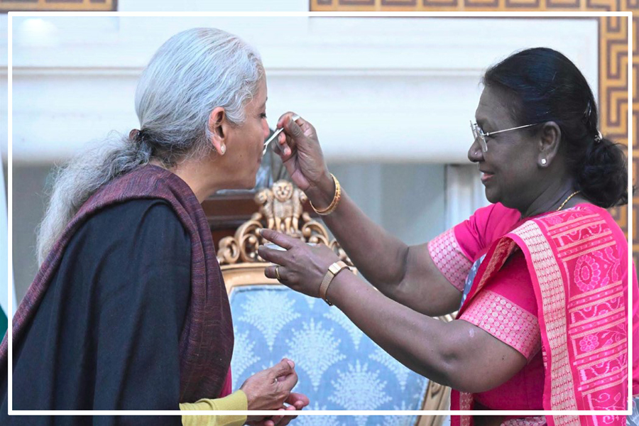 बजट से पहले दही खाकर रवाना हुईं वित्त मंत्री।